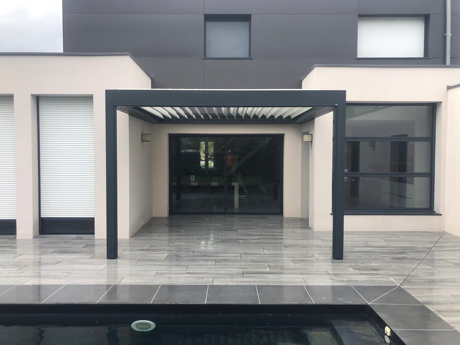 pergola bioclimatique grès cérame piscine